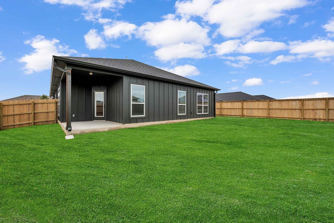 Exterior details and patio area of a home in Park Meadows, Lorena (Image 2).