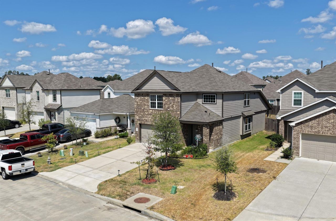 Front exterior of a new home in Mackenzie Creek, Conroe, TX, highlighting curb appeal (Image 2).