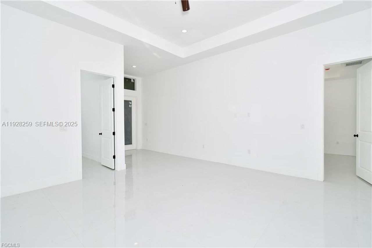 Spacious, unfurnished interior of a new home in , Lehigh Acres (Image 2).