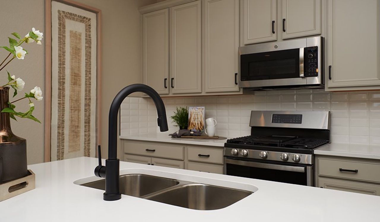 Bronze-D928-WindsorVillagesAtPtarmigan Kitchen Detail Bronze-D928-WindsorVillagesAtPtarmigan Kitchen Detail