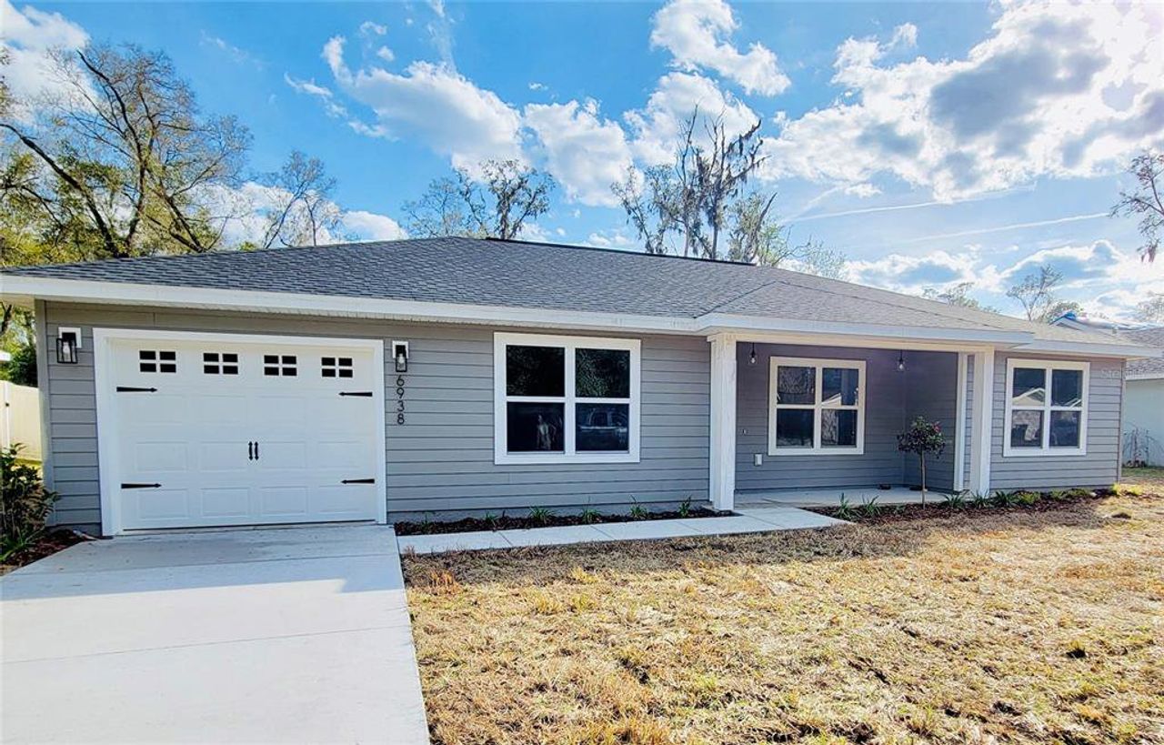 Exterior details and patio area of a home in , Belleview (Image 2).