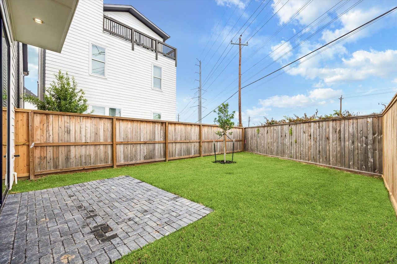 similar sized yard - slightly smaller but same shape