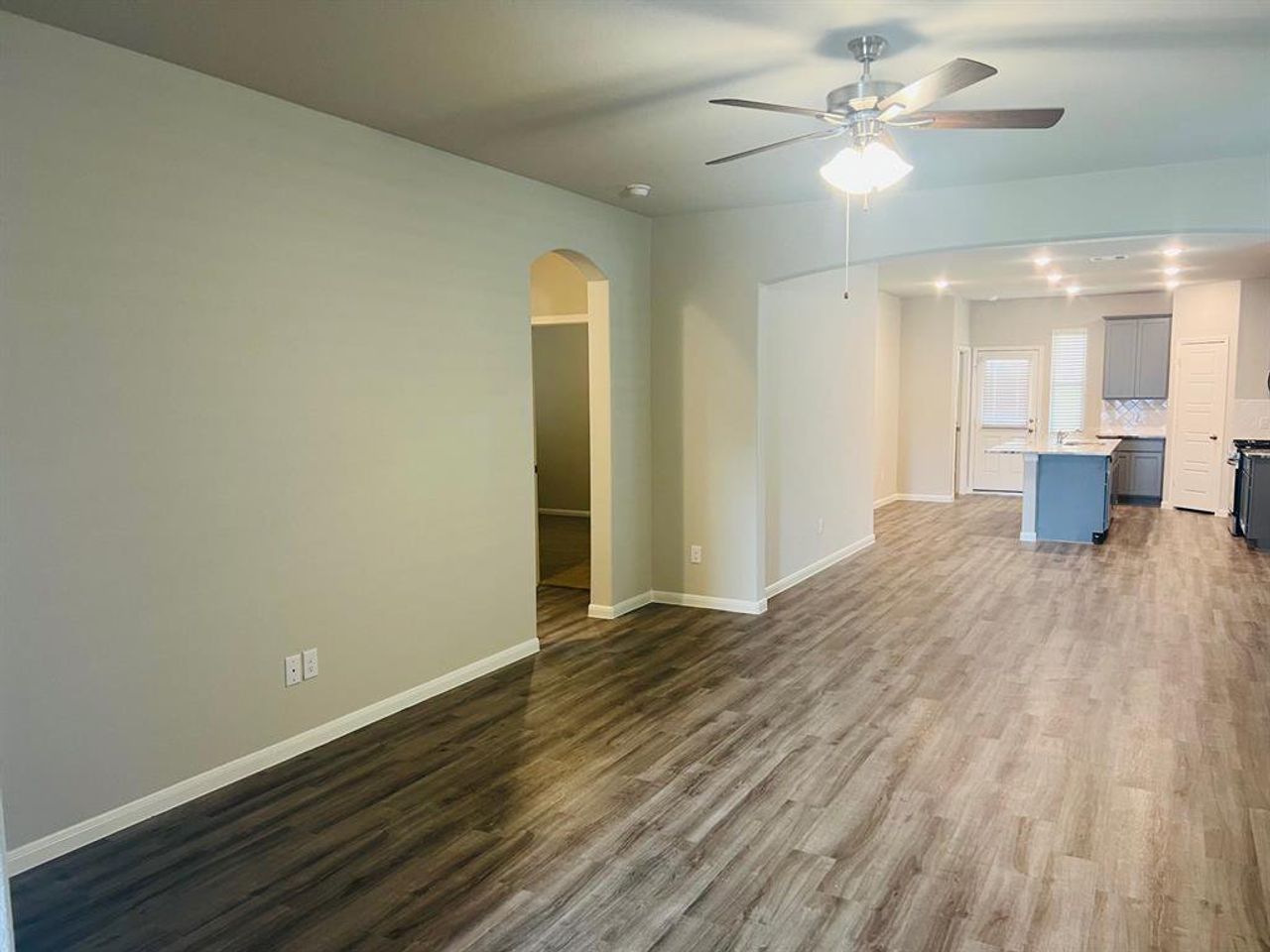 Spacious, unfurnished interior of a new home in Rosehill Meadow, Tomball (Image 2). Spacious, unfurnished interior of a new home in Rosehill Meadow, Tomball (Image 2).