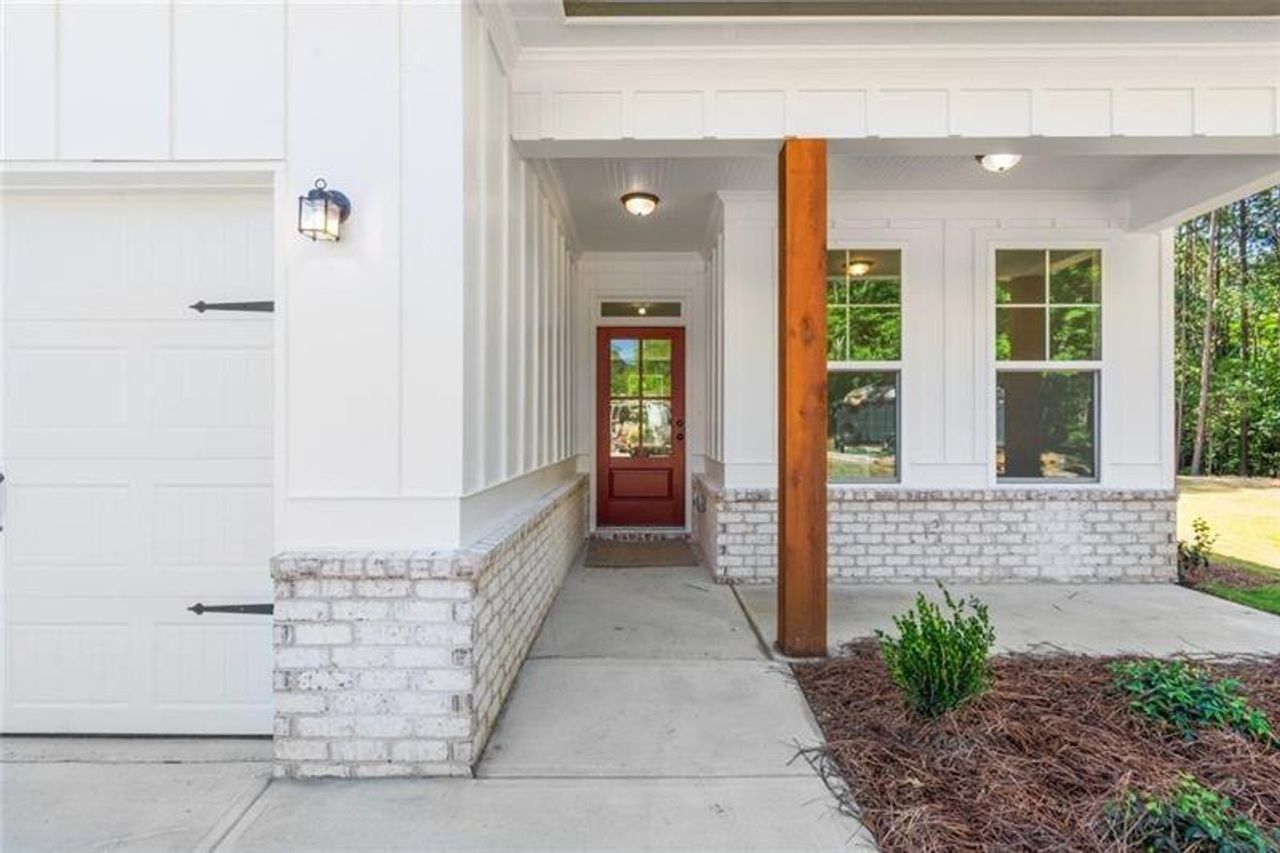 Exterior details and patio area of a home in , Dallas (Image 2).