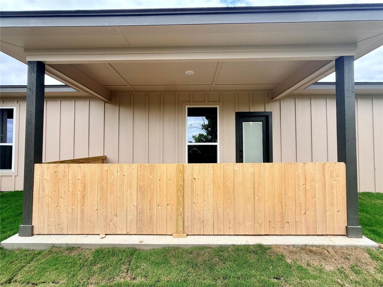 Exterior details and patio area of a home in , Killeen (Image 2).