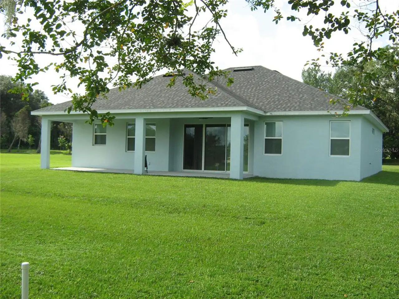 Exterior details and patio area of a home in , Lady Lake (Image 2).