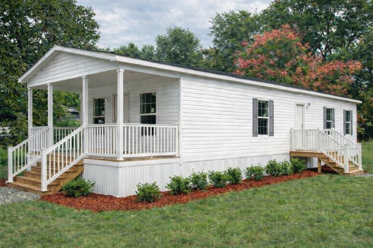 Exterior details and patio area of a home in , Deland (Image 2).
