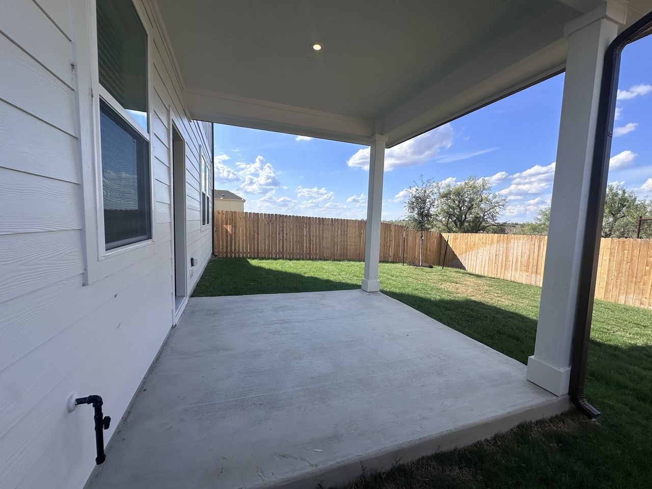 Exterior details and patio area of a home in Porter Country, Buda (Image 2).