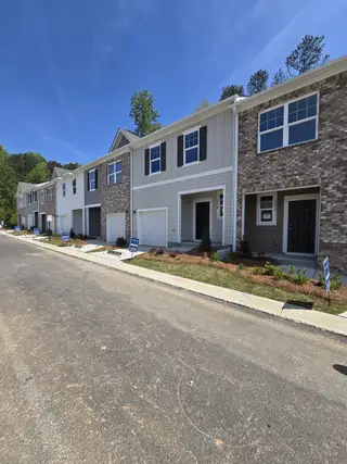 Street view Charming modern townhomes with inviting facades in Aviary Park by Starlight Homes, located in Atlanta, GA.