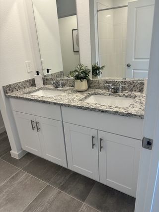 Model Home A bright bathroom in Kings Crossing by Meritage Homes (Jacksonville, FL).