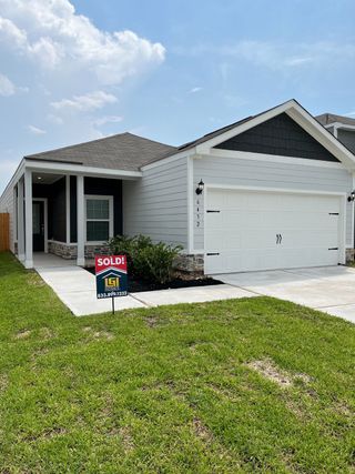 Street view A charming modern home with a neat lawn and welcoming porch in Park Vista at El Tesoro by LGI Homes (Houston, TX).