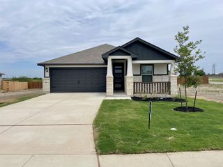 Street view A modern home with stone accents and a tidy lawn in Royal Crest by Meritage Homes (San Antonio, TX).