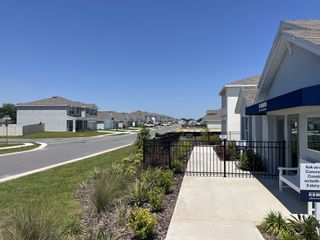 A scenic view of Huntington Ridge in Ocala, FL, showcasing D.R. Horton's beautiful new homes.