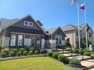Model Home Charming modern home with landscaped garden in Highland Lakes by Pulte Homes (McKinney, TX).