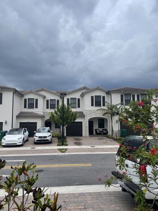 Modern townhomes with elegant facades and driveways in Siena Reserve: Del Mesa Collection by Lennar (Miami, FL).