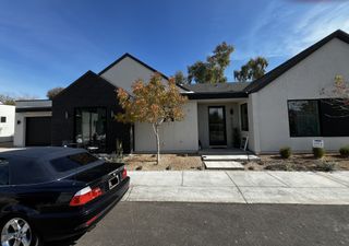 Street view A modern home with a sleek design and minimal landscaping in Ocotillo Lane by Porchlight Homes (Phoenix, AZ).