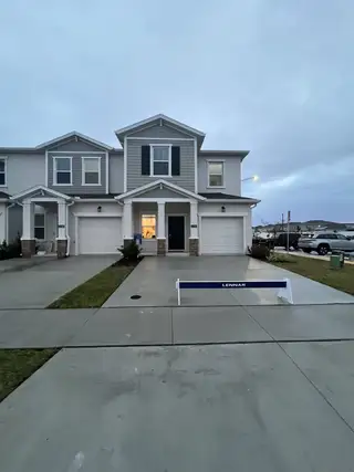Street view A charming modern townhouse with dual garages and manicured lawns in Astonia: Chateau at Astonia by Lennar (Davenport, FL).