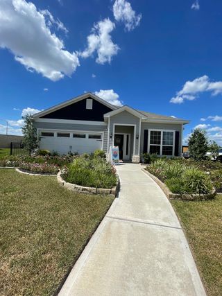 A charming home with manicured landscaping and a welcoming pathway in Park Vista at El Tesoro by LGI Homes (Houston, TX).
