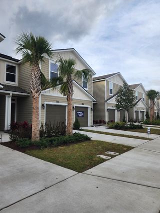 Street view Modern townhomes with palm trees and neat landscaping in Briarwood by D.R. Horton (Jacksonville, FL).
