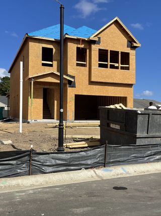 Street view A new two-story construction in Park's Edge at Carolina Bay by Pulte Homes, featuring a basic exterior and blue roof lining (Charleston, SC).