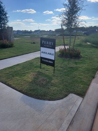 Explore available homes in Fulbrook on Fulshear Creek 60' by Perry Homes, Fulshear, TX, amid tranquil surroundings.