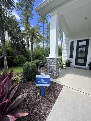 A charming entrance with lush landscaping in Crosswinds 40’ by David Weekley Homes (Ponte Vedra, FL).