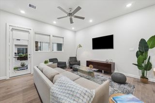 New construction Townhouse house 6338 Paddington Bend Dr, Houston, TX 77008 - image