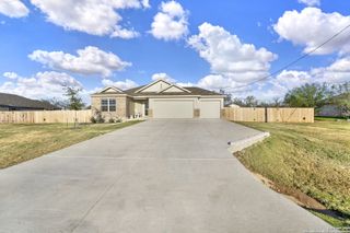 New construction Single-Family house 121 Cheyenne Dr, Floresville, TX 78114 - image