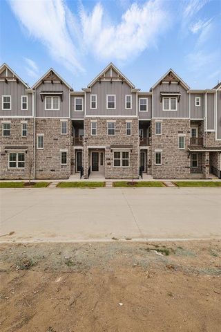 New construction Townhouse house 825 Heights Wy, Plano, TX 75075 - image