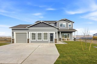 New construction Single-Family house 925 E Maple Brook Ave, Hermiston, OR 97838 plan Thielsen Farmhouse Elevation - image