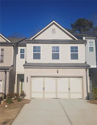 New construction Townhouse house 5621 Overview Dr, Flowery Branch, GA 30542 - image