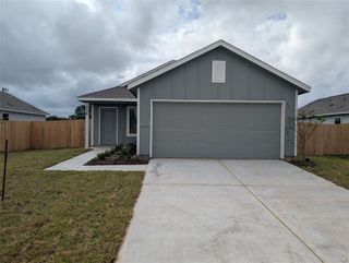 New construction Single-Family house 213 Dallas Drive, Angleton, TX 77515 - photo