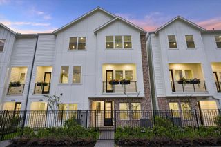 New construction Townhouse house 6334 Paddington Bend Dr, Houston, TX 77008 - image