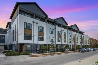New construction Townhouse house 719 E Locust St, Unit 2109, San Antonio, TX 78212 - image