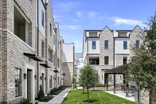 Las Colinas Station image